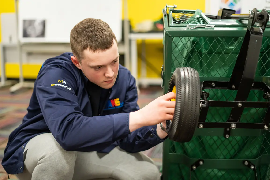 Apprentice assembeling trolly